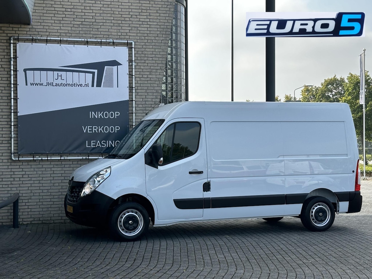 Renault Master - T33 2.3 dCi L2H2*3-PERS*CAMERA*HAAK*2500KG.TRGW* - AutoWereld.nl