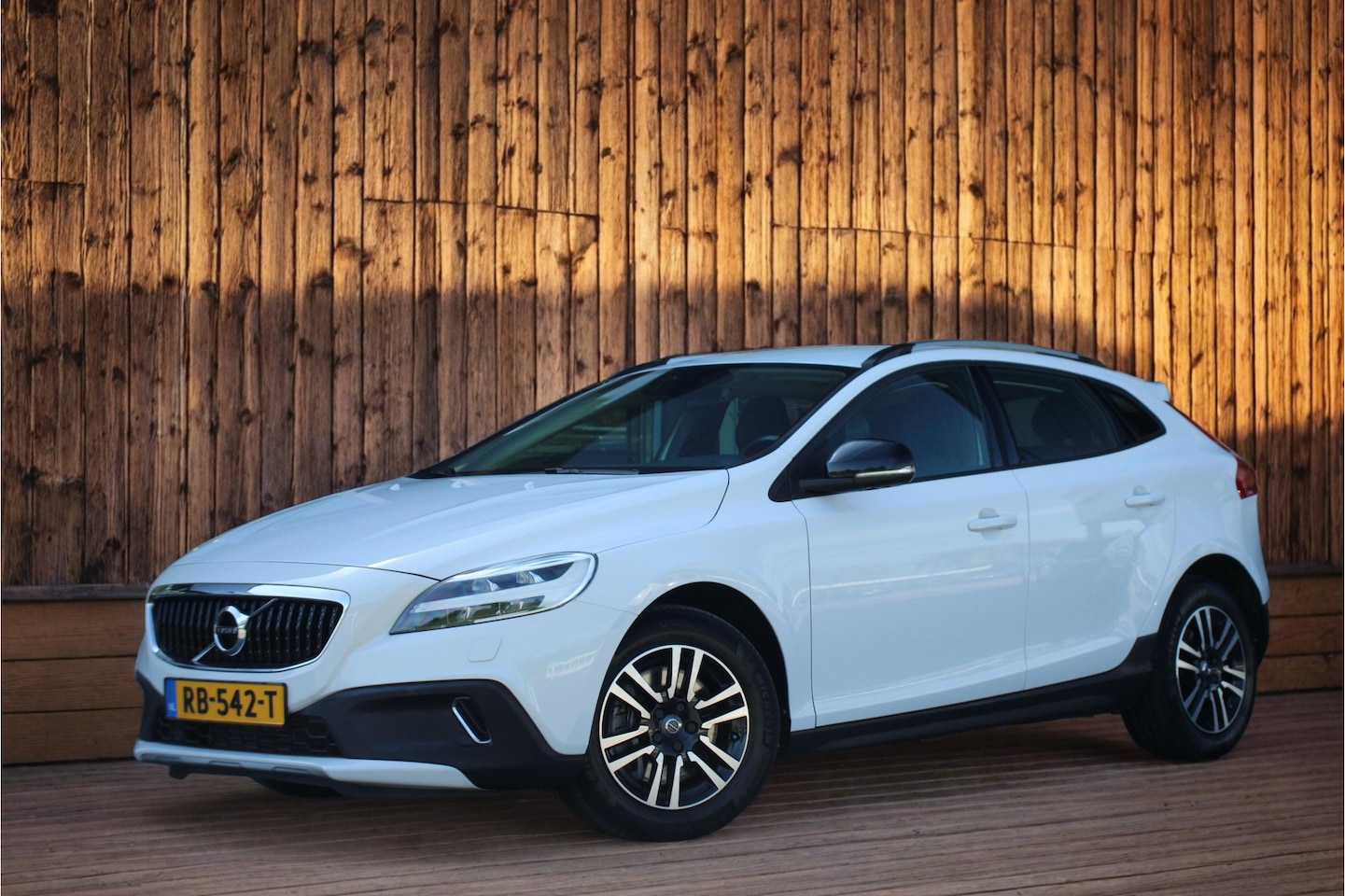 Volvo V40 Cross Country - 1.5 T3 Nordic+ | Cruise Control | Standkachel | Navigatie | Stoelverwarming | Park-Assist - AutoWereld.nl
