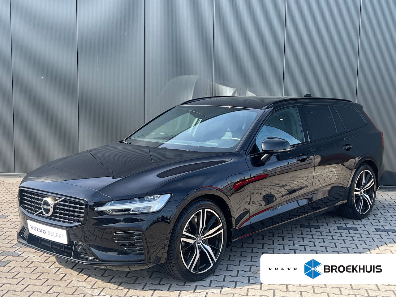 Volvo V60 - Volvo T6 Recharge AWD R-Design | Trekhaak | Camera | Adaptive Cruise | Sportstoelen | Deal - AutoWereld.nl