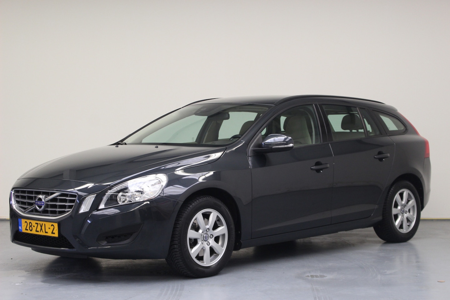Volvo V60 - T4 Kinetic Automaat | Rijklaarprijs | Trekhaak | - AutoWereld.nl