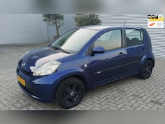 Daihatsu Sirion 2 - 1.3-16V Comfort (net nieuwe apk ) airco, lm velgen