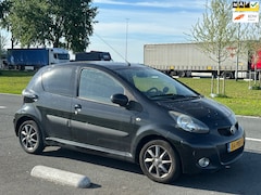 Toyota Aygo - 1.0-12V Dynamic Navigator | Lees Tekst