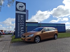 Volvo V60 - T3 200pk Momentum Automaat | Rijklaarprijs | Intellisafe | Rica Tuning |
