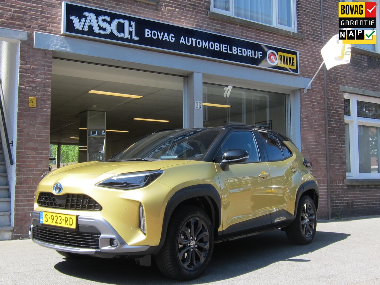 Toyota Yaris Cross - 1.5 Hybrid Explore Bi-Tone All Seasonbanden - AutoWereld.nl