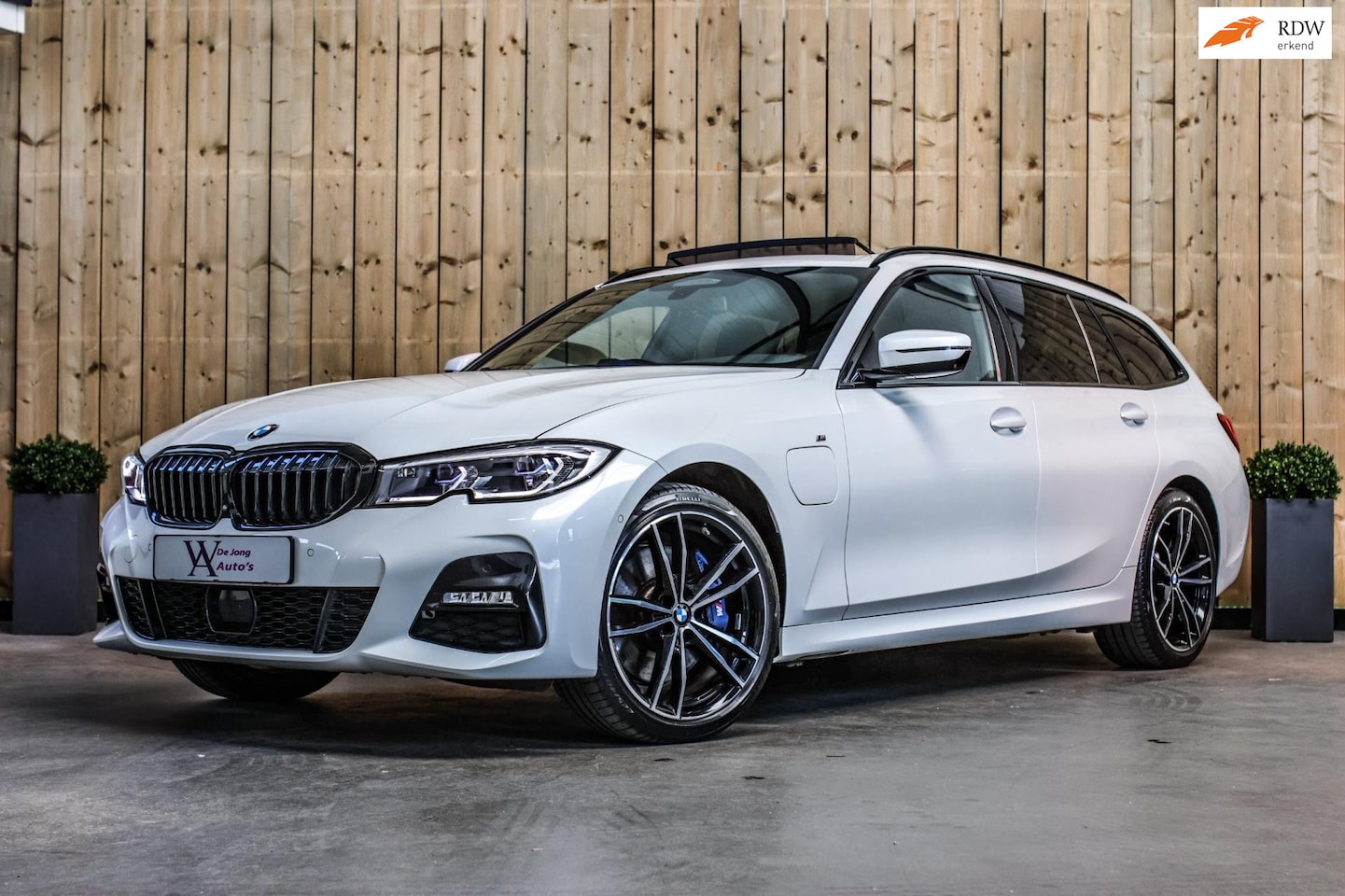 BMW 3-serie Touring - 330e xDrive M-Sport *Pano*M-Stoelen*H/K*360 Camera* - AutoWereld.nl