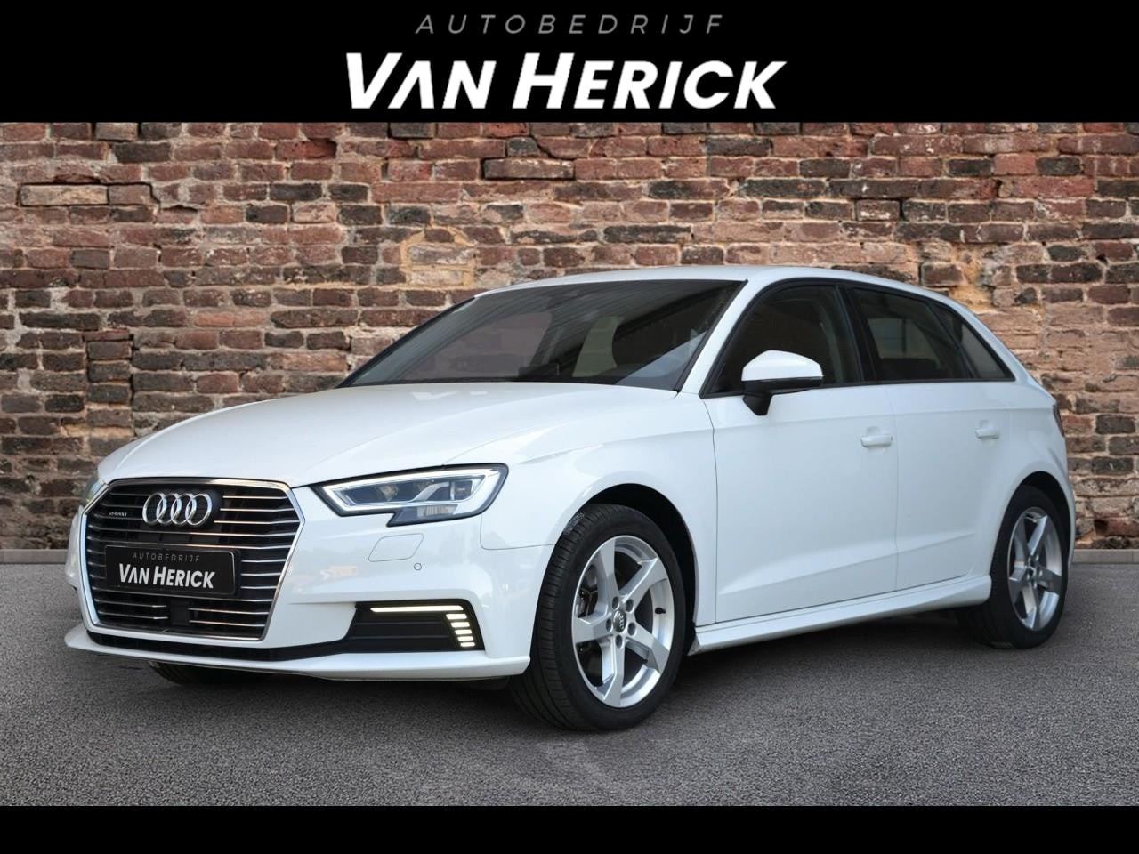 Audi A3 Sportback - 40 e-tron Advance Sport | Lederen bekleding | LED koplampen | Navi - AutoWereld.nl