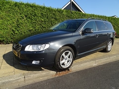 Volvo V70 - 2.0 T4 CLASSIC ED-Automaat-Navi-Trekhaak-Pdc-Media app-Blth