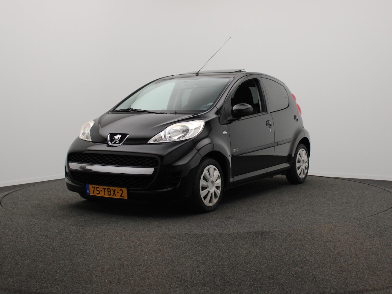 Peugeot 107 - 1.0-12V Sportium Origineel NL 5-Deurs Schuifdak Airco Parkeersensoren - AutoWereld.nl