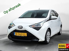 Toyota Aygo - 1.0 VVT-i x-play (73 PK) 1e-Eig. & Dealer-Onderh. BOVAG-Garantie. NL-Auto. Navigatie/Apple