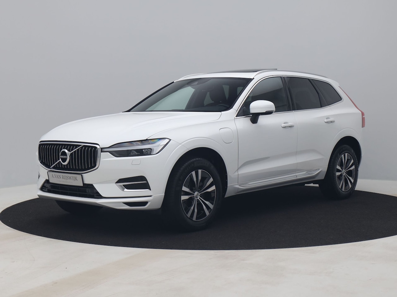Volvo XC60 - 2.0 Recharge T6 AWD Business Pro | PANO | CAMERA | KEYLESS | STOEL- EN STUURVERW. | TREKHA - AutoWereld.nl