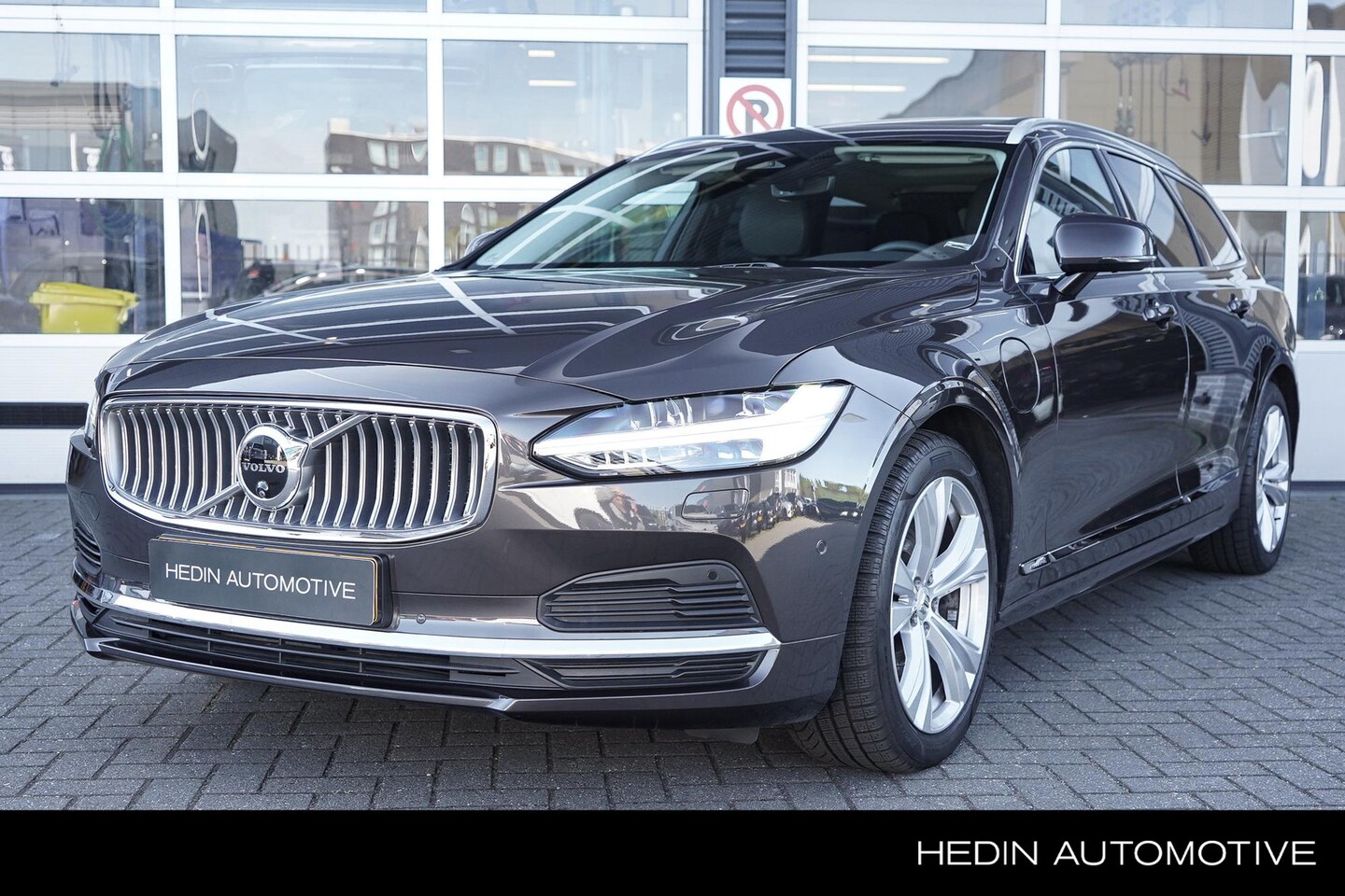 Volvo V90 - 2.0 T8 Plug-in hybrid AWD Plus Bright Elektrisch glazen panorama-dak | Visual Park assist - AutoWereld.nl