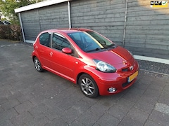 Toyota Aygo - 1.0-12V Aspiration Red Navigator sport model ZEER lux, s Airco NL AUTO NAP 121 000 KM