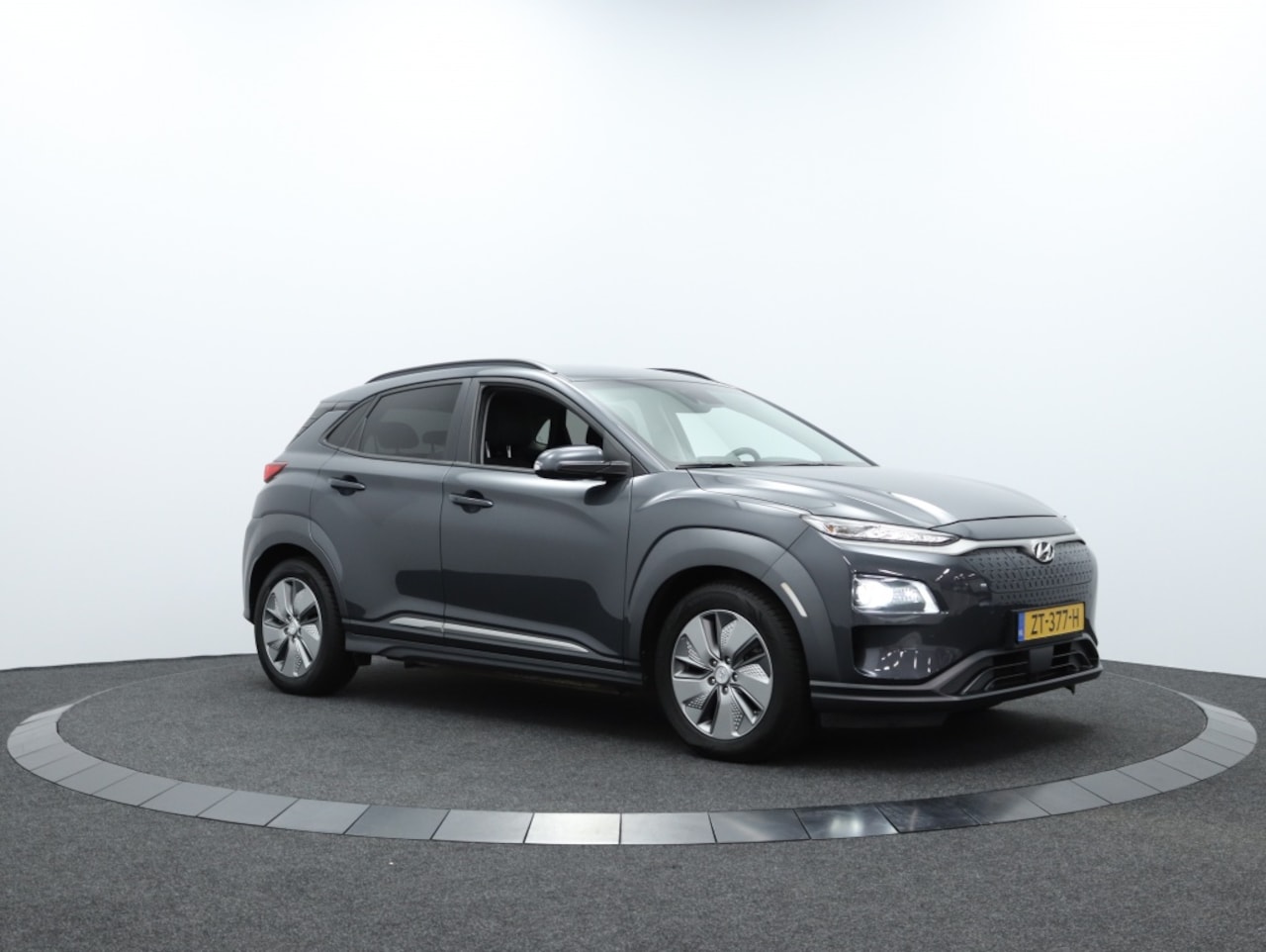 Hyundai Kona Electric - EV Premium 64 kWh | Leder | Navigatie | Apple carplay | Camera - AutoWereld.nl