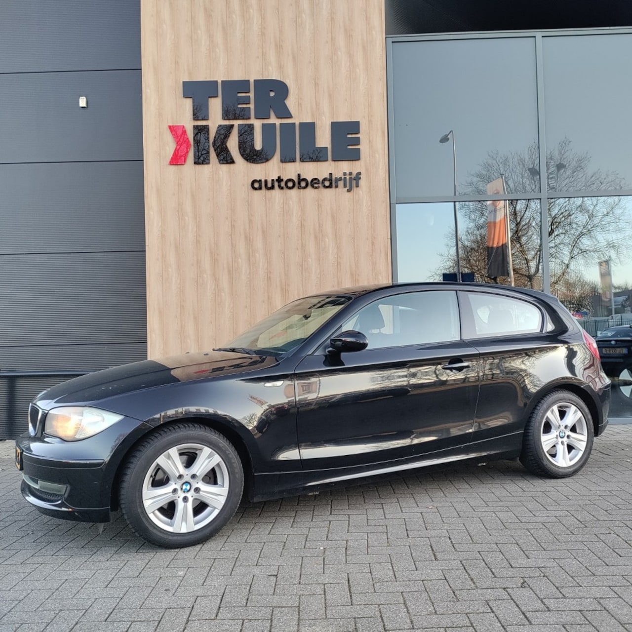 BMW 1-serie - 118 2.0 AUTOMAAT Lage Km BUSINESS LINE - AutoWereld.nl