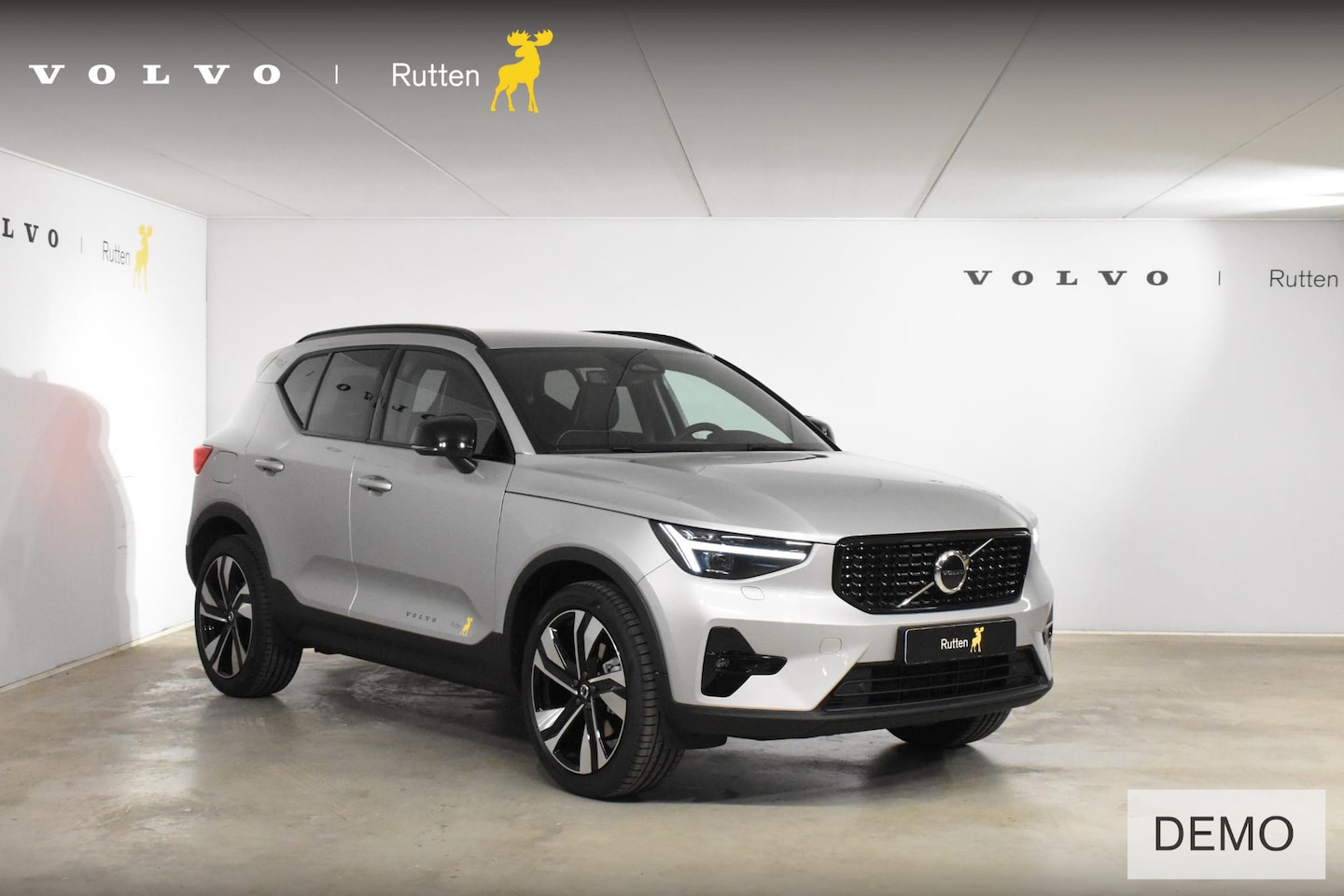 Volvo XC40 - B4 211PK Automaat Plus Dark / Lighting Pack / Pixel led / 20'' Velgen / Donker getint glas - AutoWereld.nl