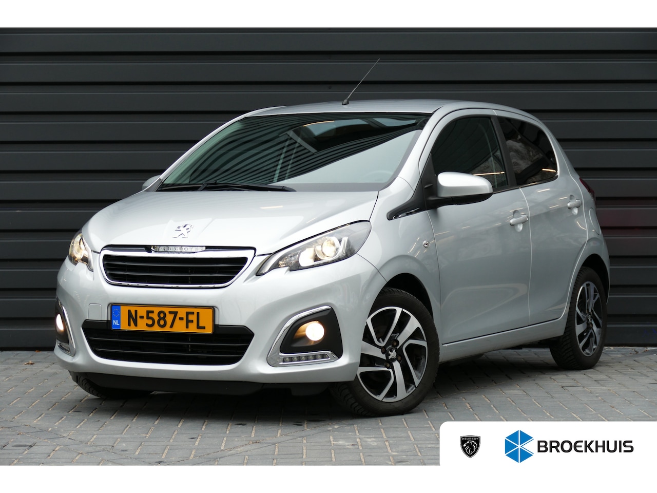 Peugeot 108 - / NAVI / LED / CLIMA / 15"LMV / CAMERA / BLUETOOOTH / 2E EIGENAAR / NIEUWSTAAT !! - AutoWereld.nl
