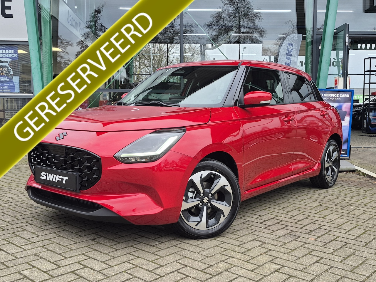 Suzuki Swift - 1.2 Style Smart Hybrid CVT Automaat | Burning Red Pearl + Zwarte logo set | Apple Carplay - AutoWereld.nl