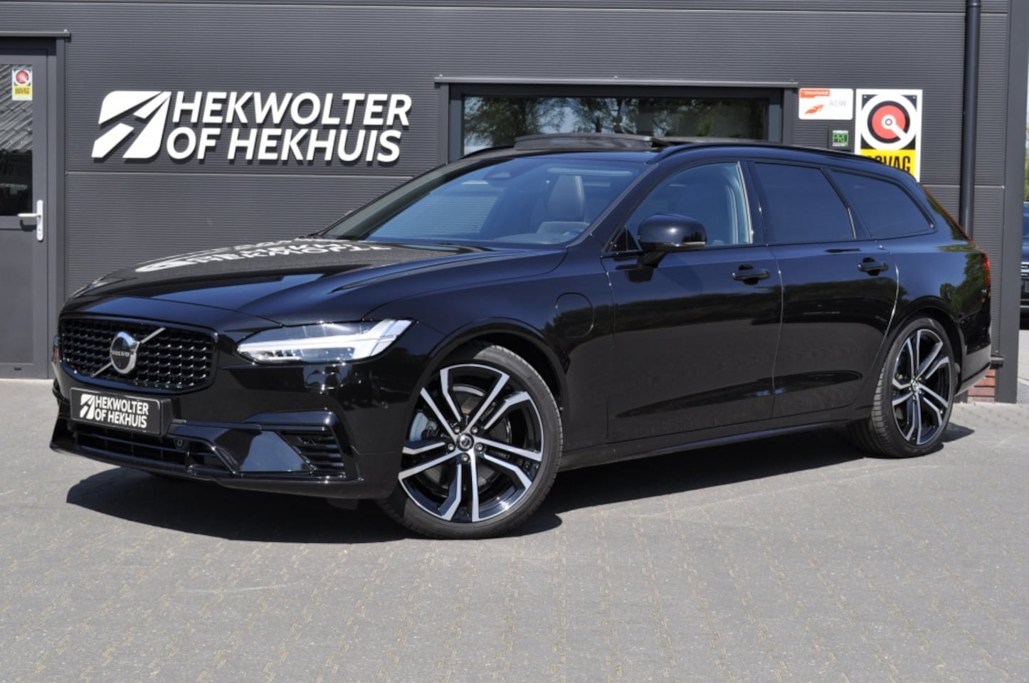Volvo V90 - T6 398 PK Recharge AWD Ultimate Dark Plug-In | Trekhaak | Luchtv - AutoWereld.nl