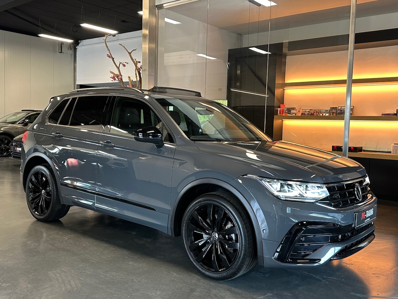 Volkswagen Tiguan - 1.4 TSI eHybrid R-Line Pano Sfeerverl. Keyless - AutoWereld.nl