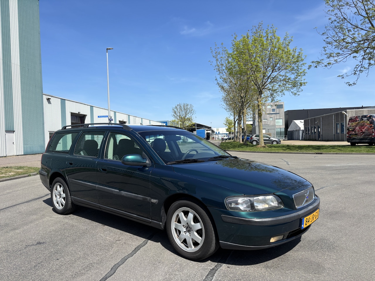 Volvo V70 - 2.4i Comfort Line Automaat 180 PK. Onverwoestbare en als nieuw rijdende auto !!! Distribut - AutoWereld.nl