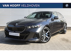 BMW 5-serie - 530e M Sport Automaat / Panoramadak / Trekhaak / Adaptieve LED / Parking Assistant Plus /
