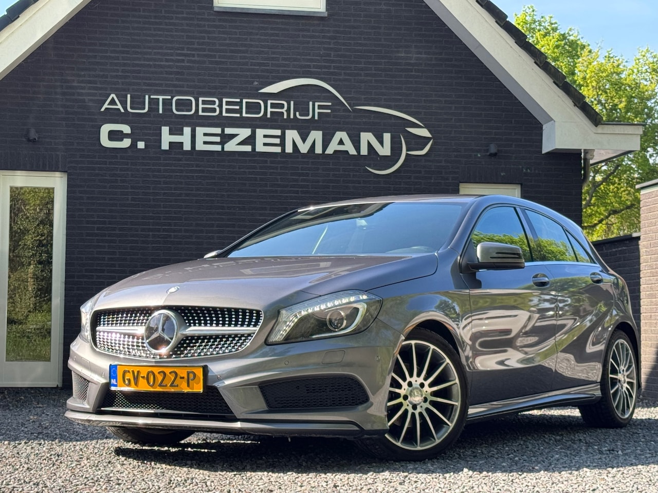 Mercedes-Benz A-klasse - 180 AMG Line NIEUW 82DKM NAP ORIG NL XENON ALCANTARA LEDER NAVI - AutoWereld.nl