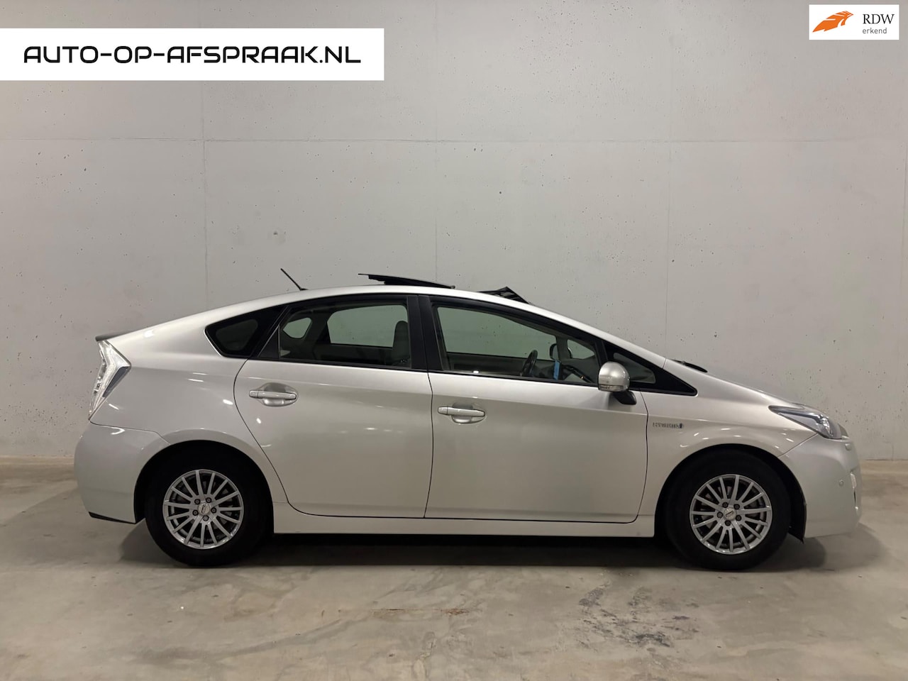 Toyota Prius - 1.8 Executive Pano Leer Navi Cruise C Clima - AutoWereld.nl