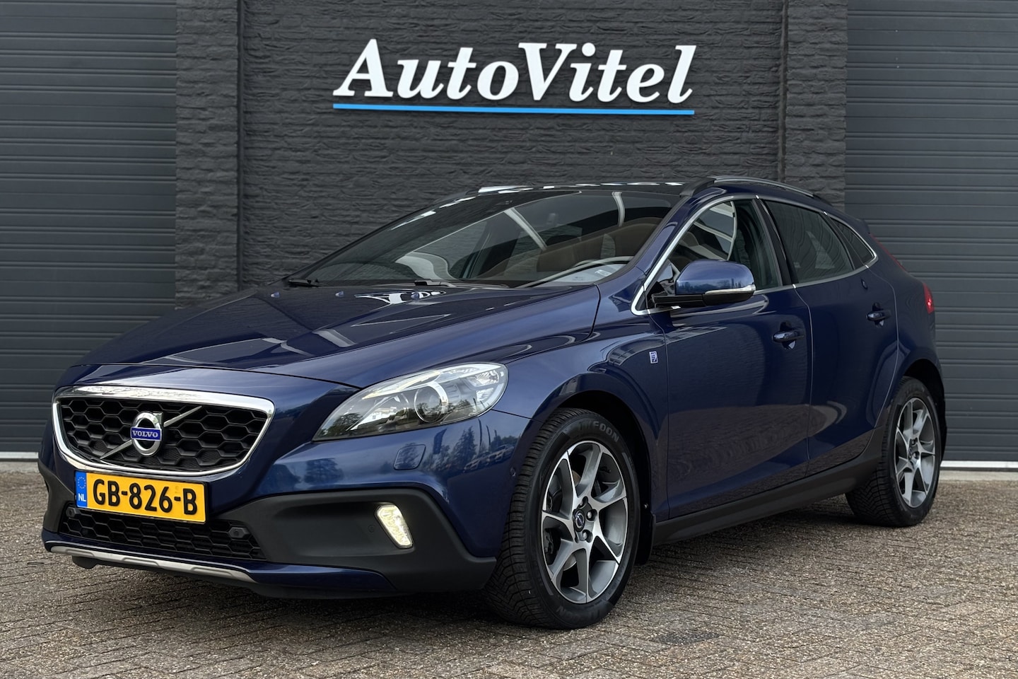 Volvo V40 Cross Country - 1.6 T4 180 PK Automaat Ocean Race | Trekhaak | Panodak | Camera | Sportleder | Memory - AutoWereld.nl