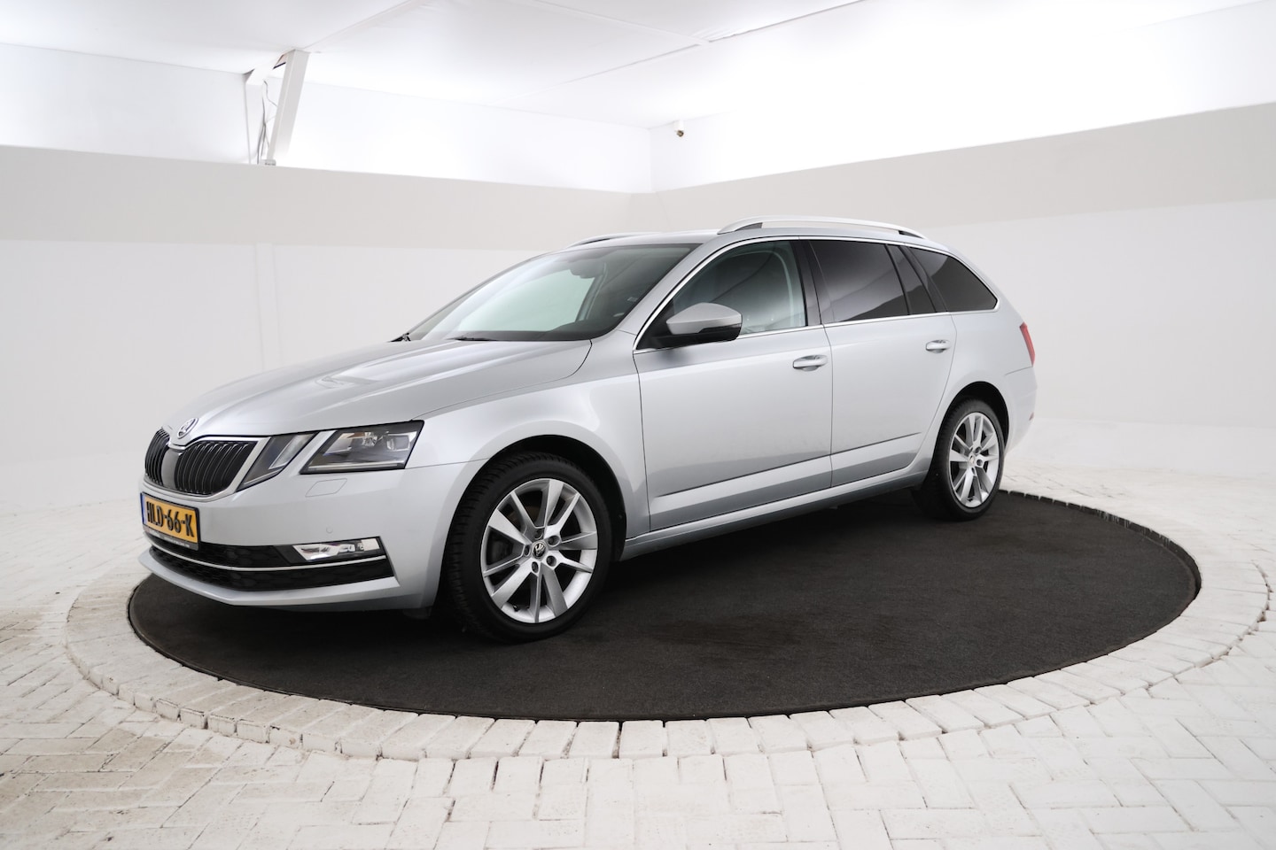 Skoda Octavia Combi - 1.6 TDI Greentech Style Business Navigatie, Trekhaak, Virtual, Apple Carplay, Stoelverwarm - AutoWereld.nl