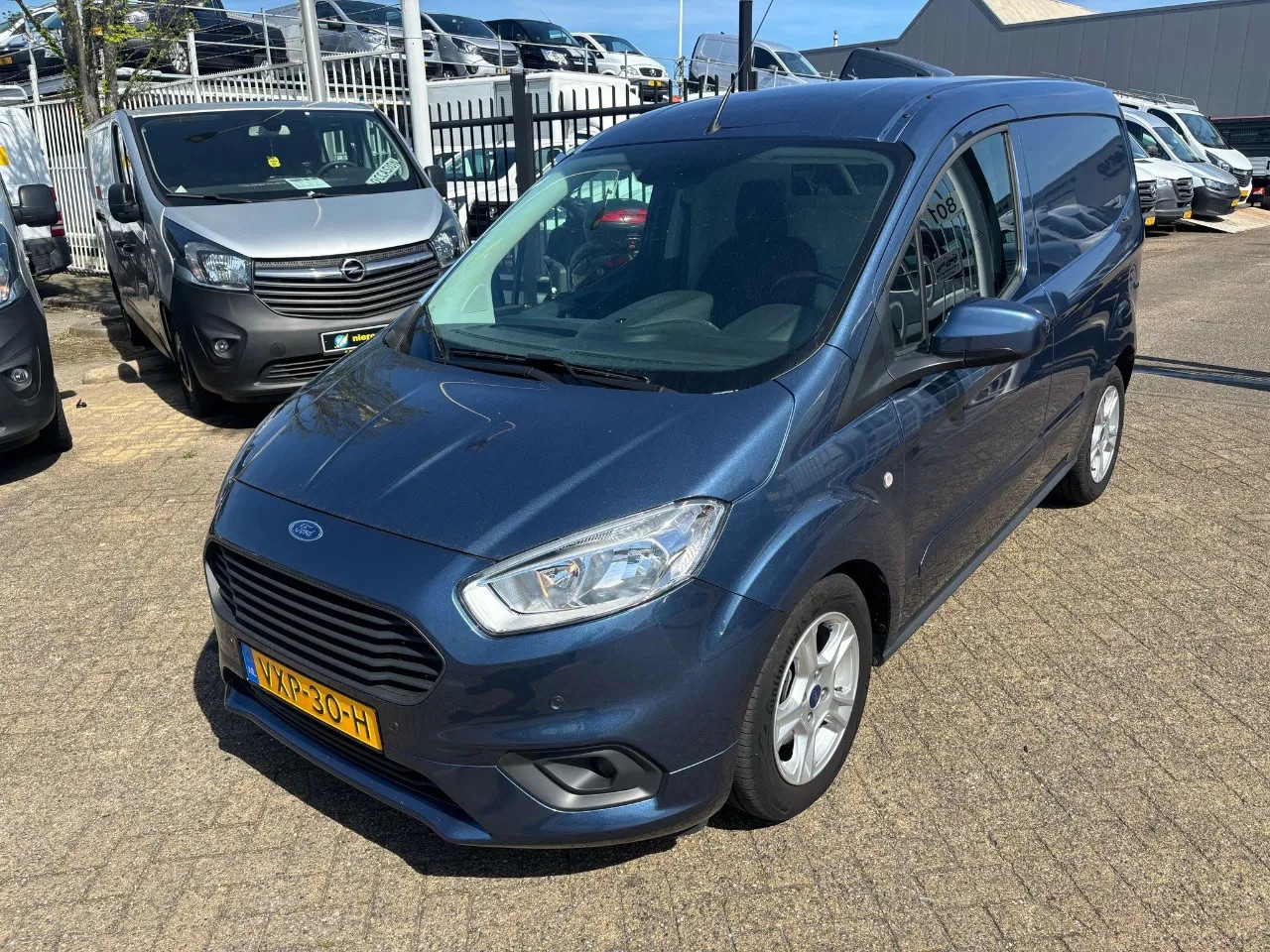 Ford Transit Courier - airco navi cruise control camera let op 8600km 100pk - AutoWereld.nl