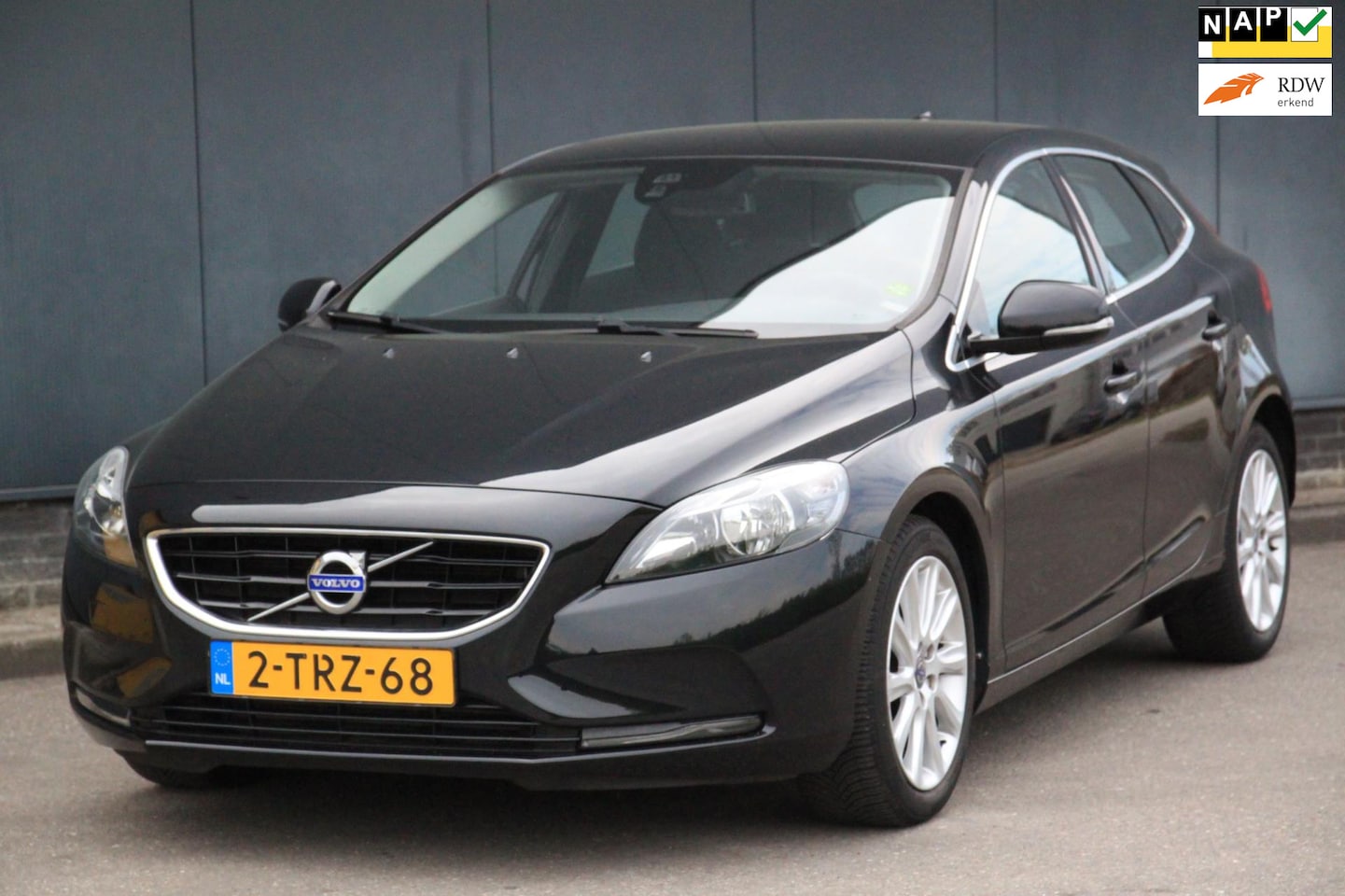 Volvo V40 - 1.6 T2 Momentum Navigatie/Parkeersensor/17"inch lmv/65000km - AutoWereld.nl