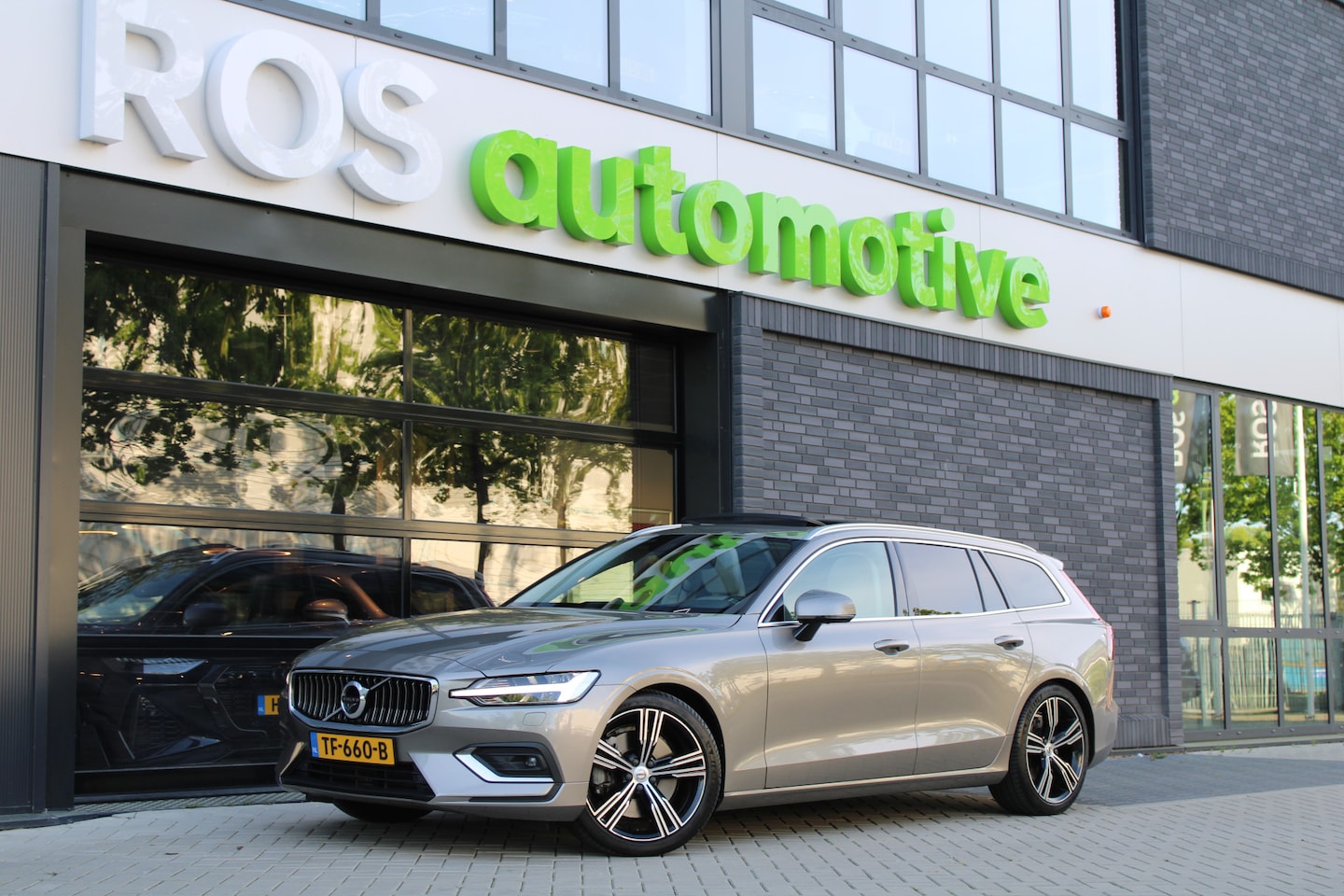 Volvo V60 - 2.0 T6 AWD Inscription | NAP | PANO | B&W | HUD | STOELKOELING | 360 | STUURVERW | MEMORY - AutoWereld.nl