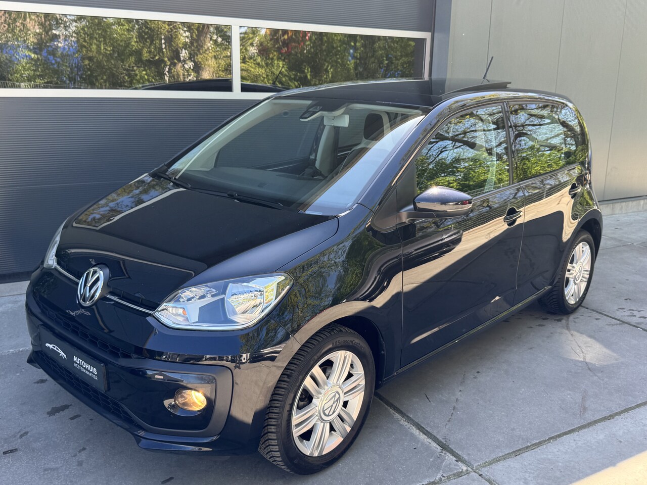 Volkswagen Up! - 1.0 BMT 60pk high up! Panoramadak Climate Control Camera Cruise Control Winterpakket - AutoWereld.nl