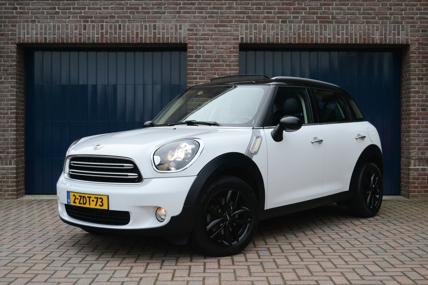 MINI Countryman - Mini 1.6 Cooper D Knockout Edition | Panoramadak | Navigatie | Cruise control | Parkeersen - AutoWereld.nl