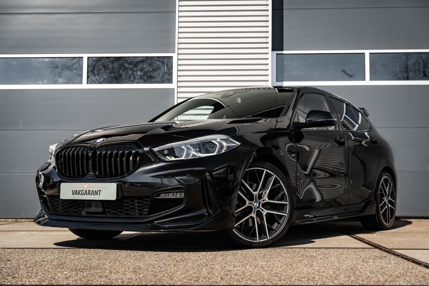 BMW 1-serie - 118i Business Edition |M Performance pakket  | Carplay | Sfeer verlichting | - AutoWereld.nl