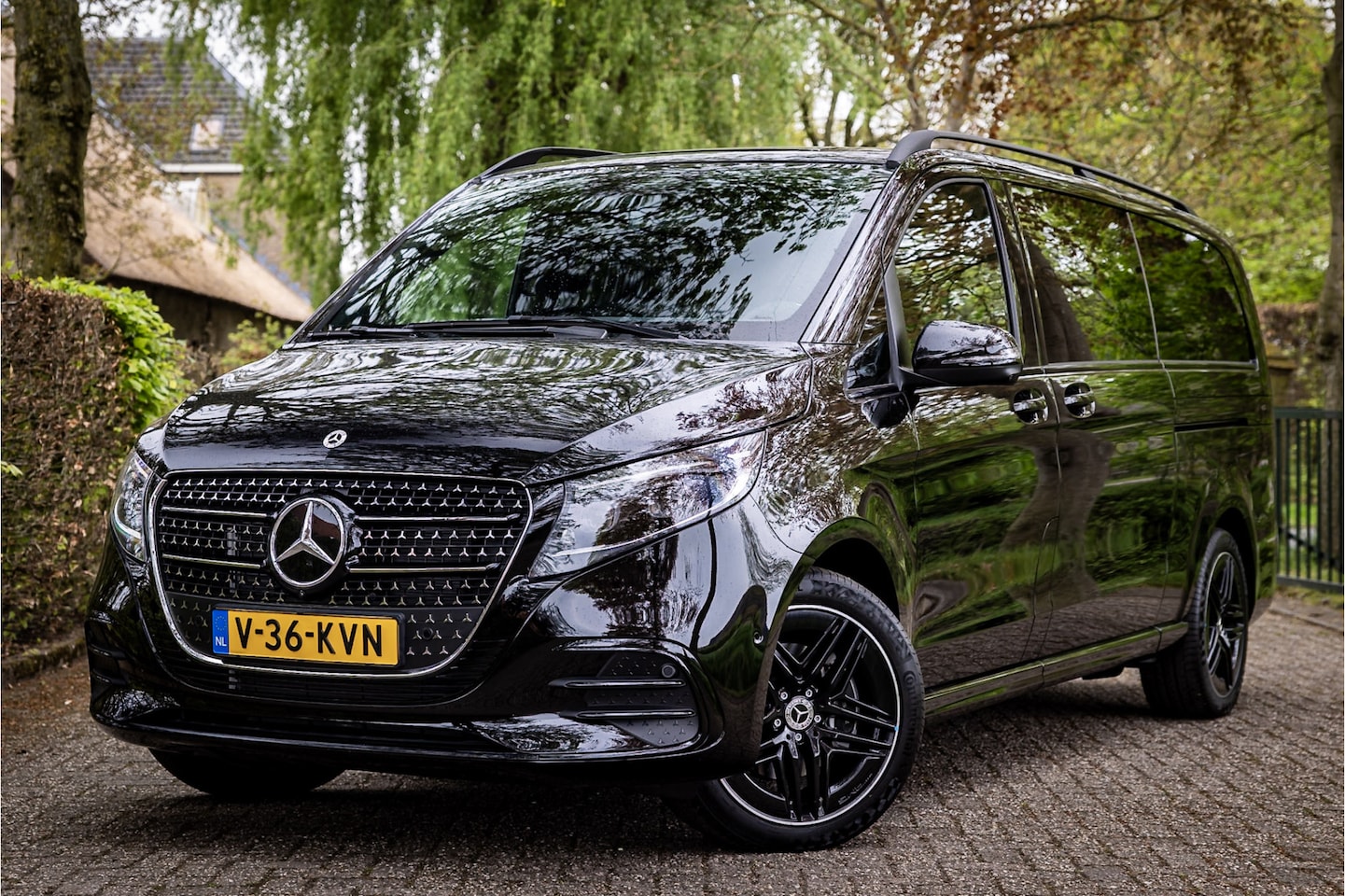 Mercedes-Benz V-klasse - 300d Extra Lang DC AMG Luchtvering Stoelventilatie Nieuw Model - AutoWereld.nl