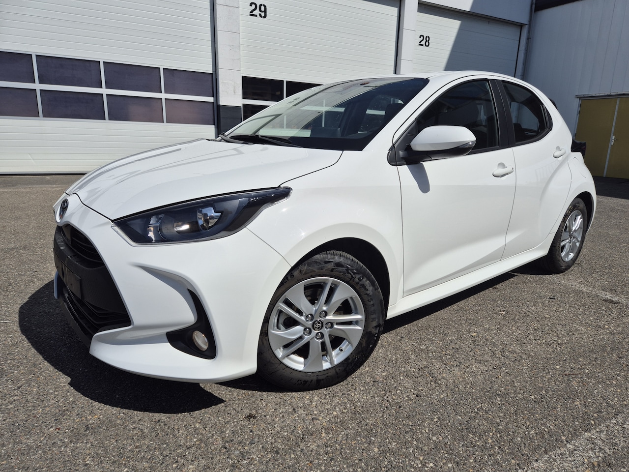 Toyota Yaris - 1.5 Hybrid 115 First Edition BELG SCHROEISCHADE RECHTS 18.500km - AutoWereld.nl