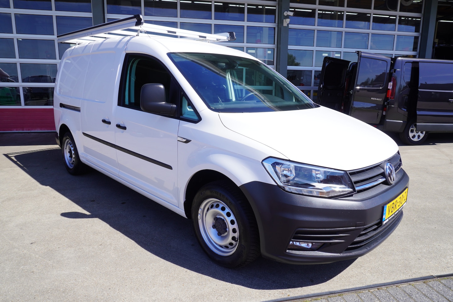 Volkswagen Caddy Maxi - 2.0 TDI L2H1 BMT Comfortline Nr. V197 | Airco | Cruise | Navigatie | Laadruimte inrichting - AutoWereld.nl