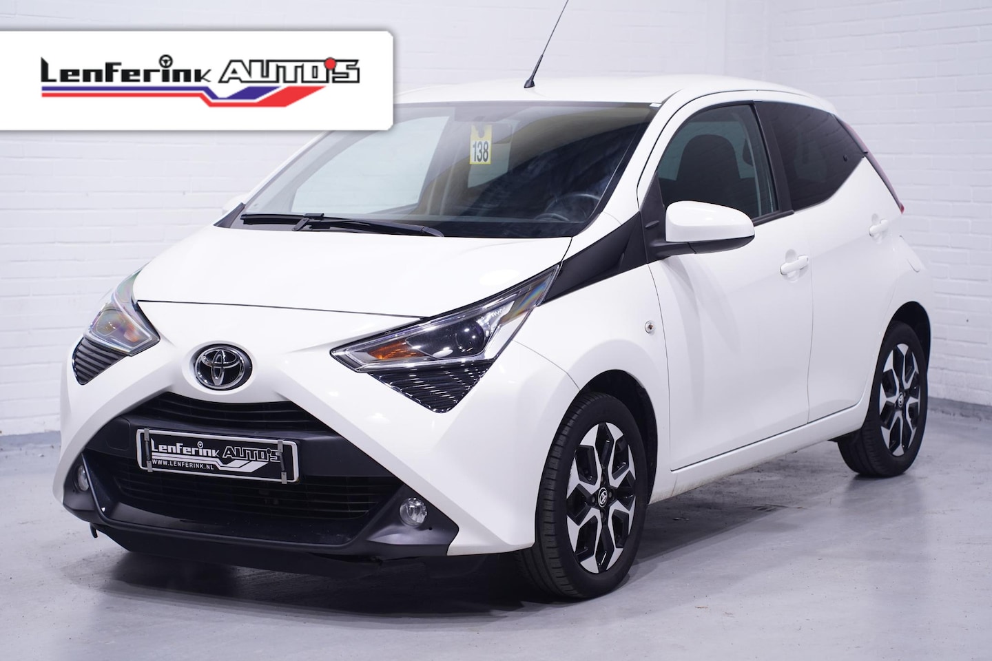 Toyota Aygo - 1.0 VVT-i x-joy Climate control Camera Apple Carplay Cruisecontrol 1e Eigenaar NAP - AutoWereld.nl