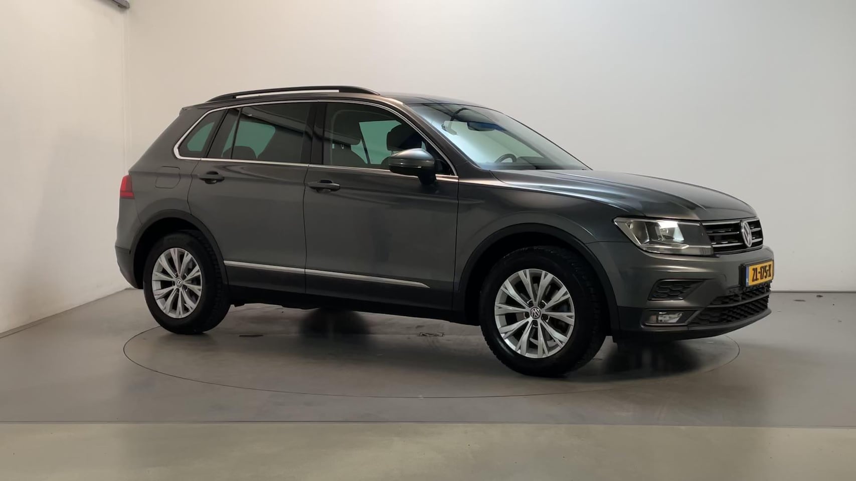 Volkswagen Tiguan - 1.5 TSI Comfortline Navigatie Climate Control Trekhaak Parkeersensoren - AutoWereld.nl