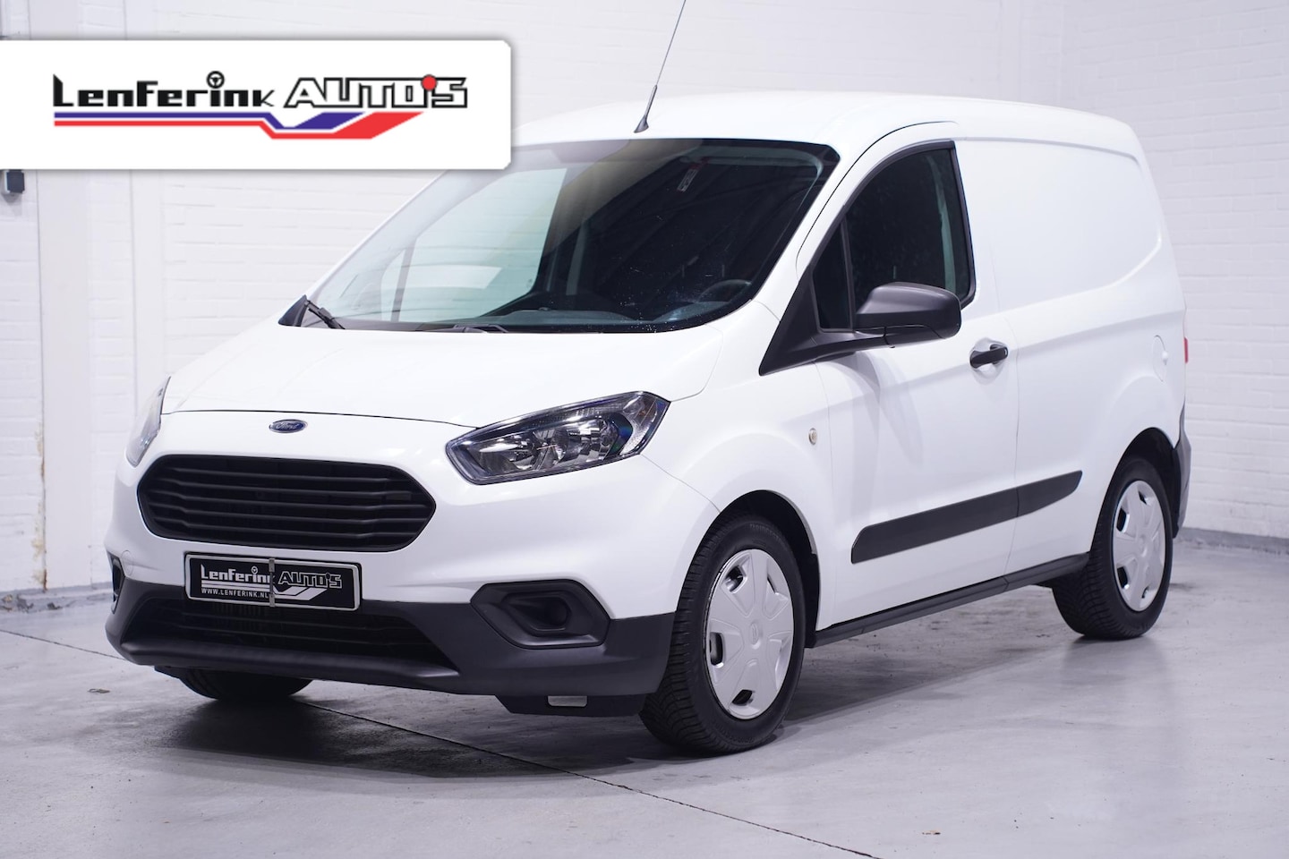 Ford Transit Courier - 1.0 Ambiente 100 pk Benzine Airco, Trekhaak Laadruimte Pakket, PDC achter, NAP, 1e Eigenaa - AutoWereld.nl