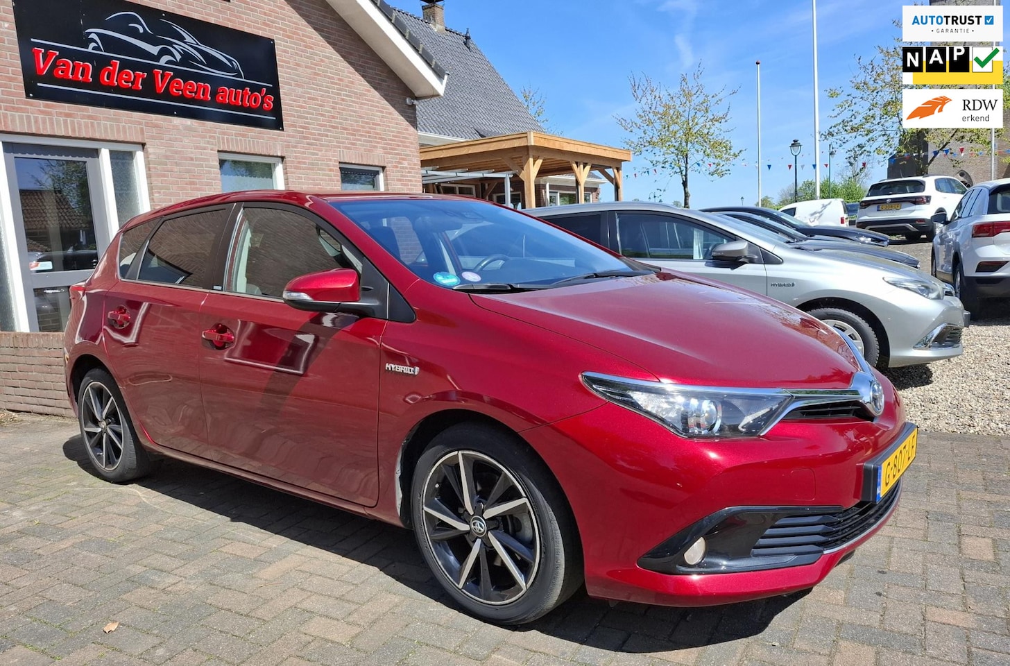 Toyota Auris - 1.8 Hybrid Volcano Edition. Luxe uitgevoerd o.a: camera, cruise, stoelverw., rijkstrooksen - AutoWereld.nl