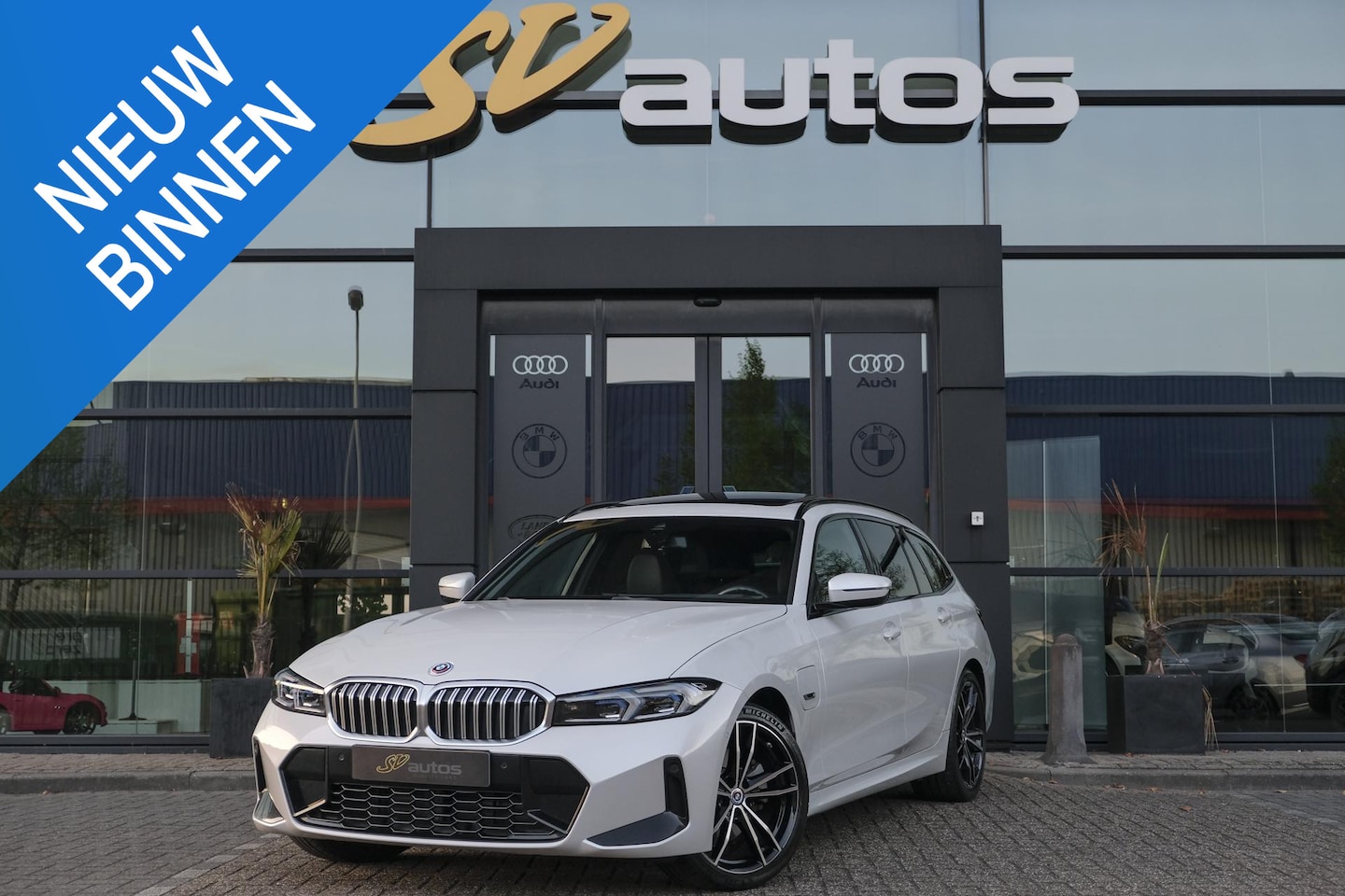 BMW 3-serie Touring - 330e M-sport 292pk Facelift Panoramadak Trekhaak Harman/Kardon Head-up Leder 19" LMV - AutoWereld.nl