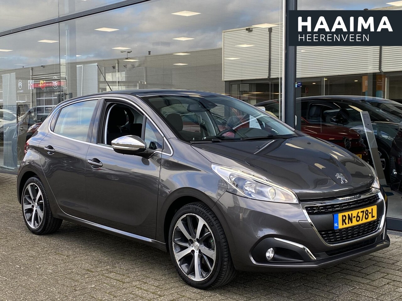 Peugeot 208 - 1.2T 110pk Allure | Panorama dak | Achteruitrijcamera | Navigatie | Climate Control | Crui - AutoWereld.nl