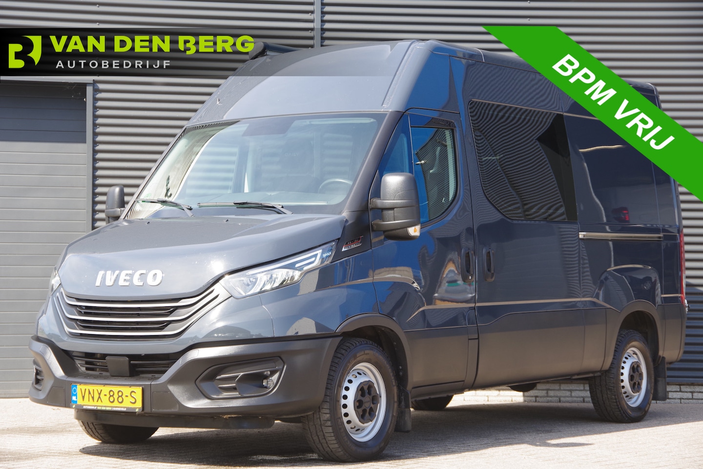 Iveco Daily - 35S18HV 3.0 180PK AUT. DC-5P, 2X SCHUIFDEUR, 3.5T TREKHAAK, LED, CAMERA, CRUISE, CLIMA, NA - AutoWereld.nl