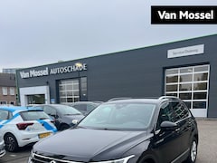 Volkswagen Tiguan - 1.5 TSI Life Business | Automaat | Trekhaak | Digital Cockpit PRO | Navigatie | Stoel en S