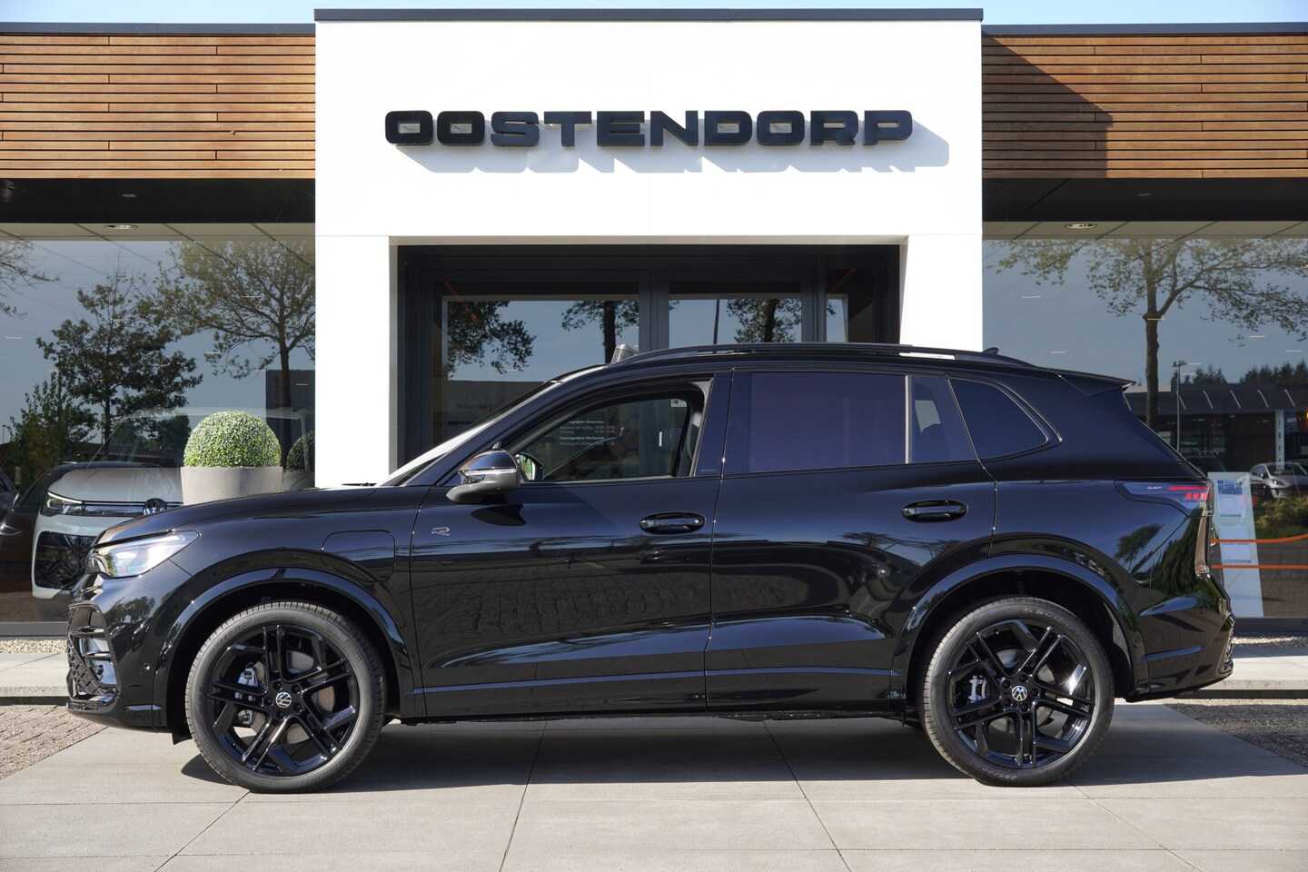 Volkswagen Tiguan - 1.5/272pk eHybrid R-Line Blackstyle VOL!|2025|Panoramadak|Trekhaak|Leer+Verwarming+Ventila - AutoWereld.nl