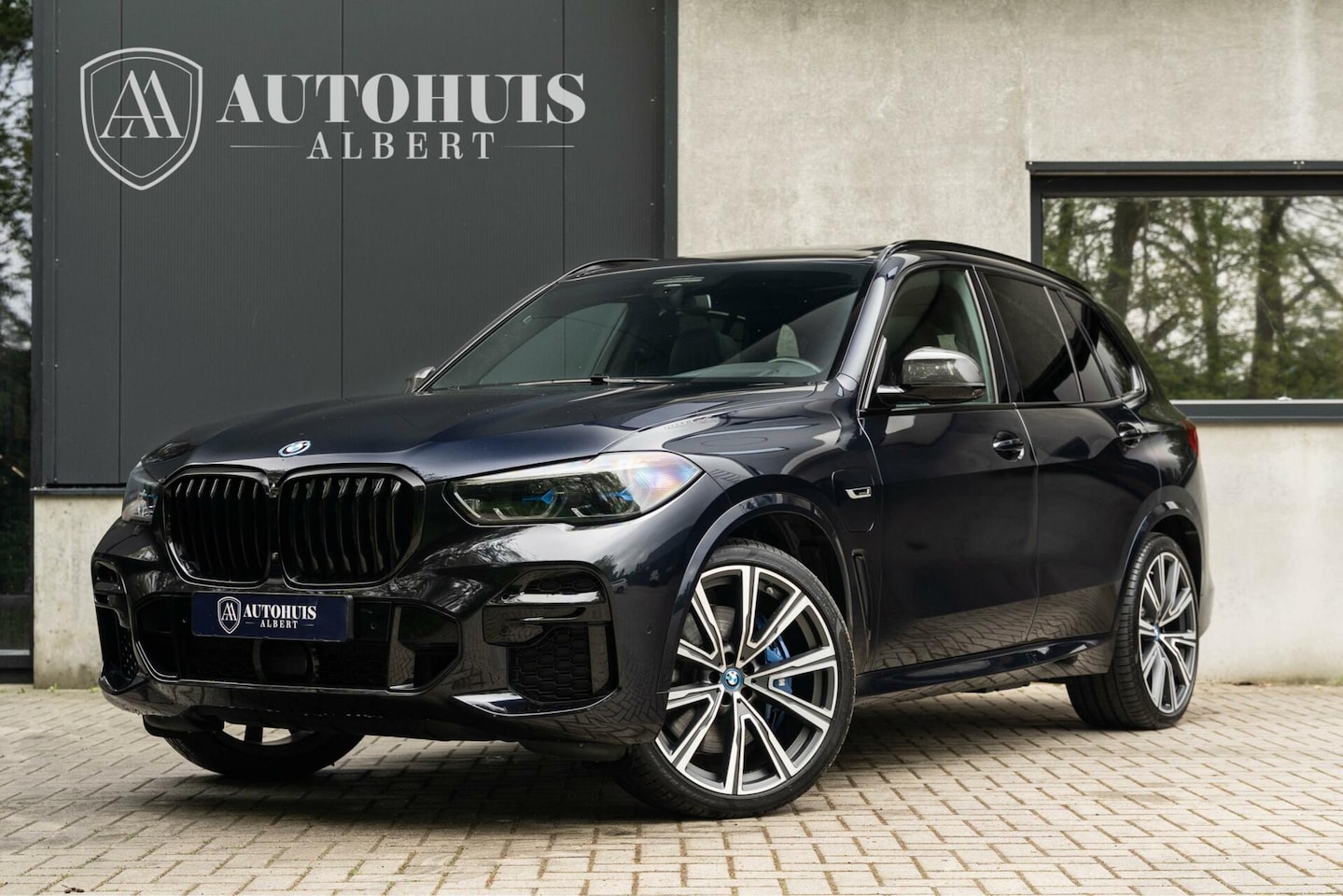 BMW X5 - xDrive45e M-Sport B&W Carbon Massage Skylounge 22'' - AutoWereld.nl