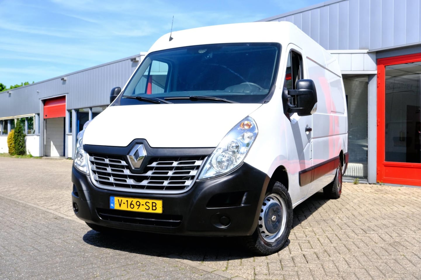 Renault Master - T35 2.3 dCi L2H2 3-pers Navi|Cam|PDC - AutoWereld.nl
