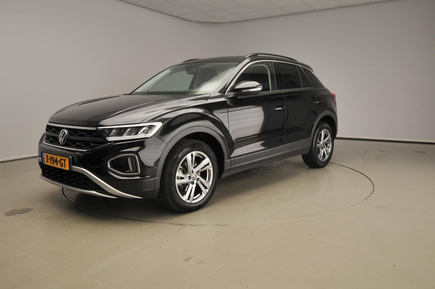 Volkswagen T-Roc - 1.5 TSI R-Line Business+ Automaat / Trekhaak / Climate / Alu wielen - AutoWereld.nl